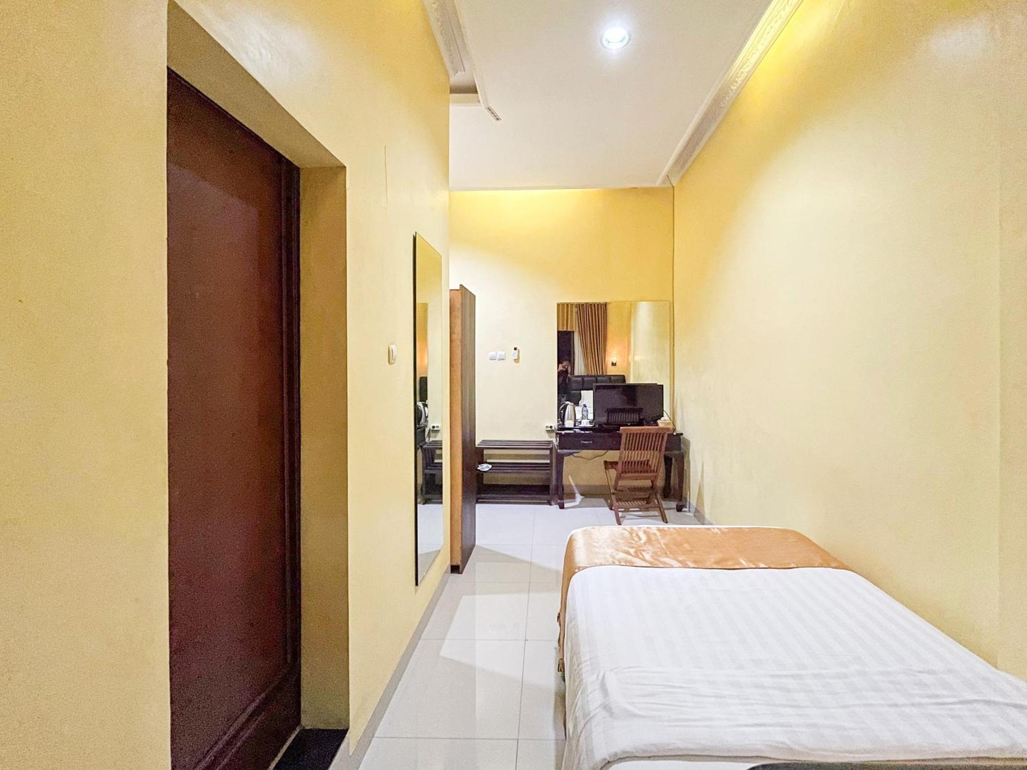 Kartika Hotel Syariah Pacitan Mitra Reddoorz Eksteriør bilde