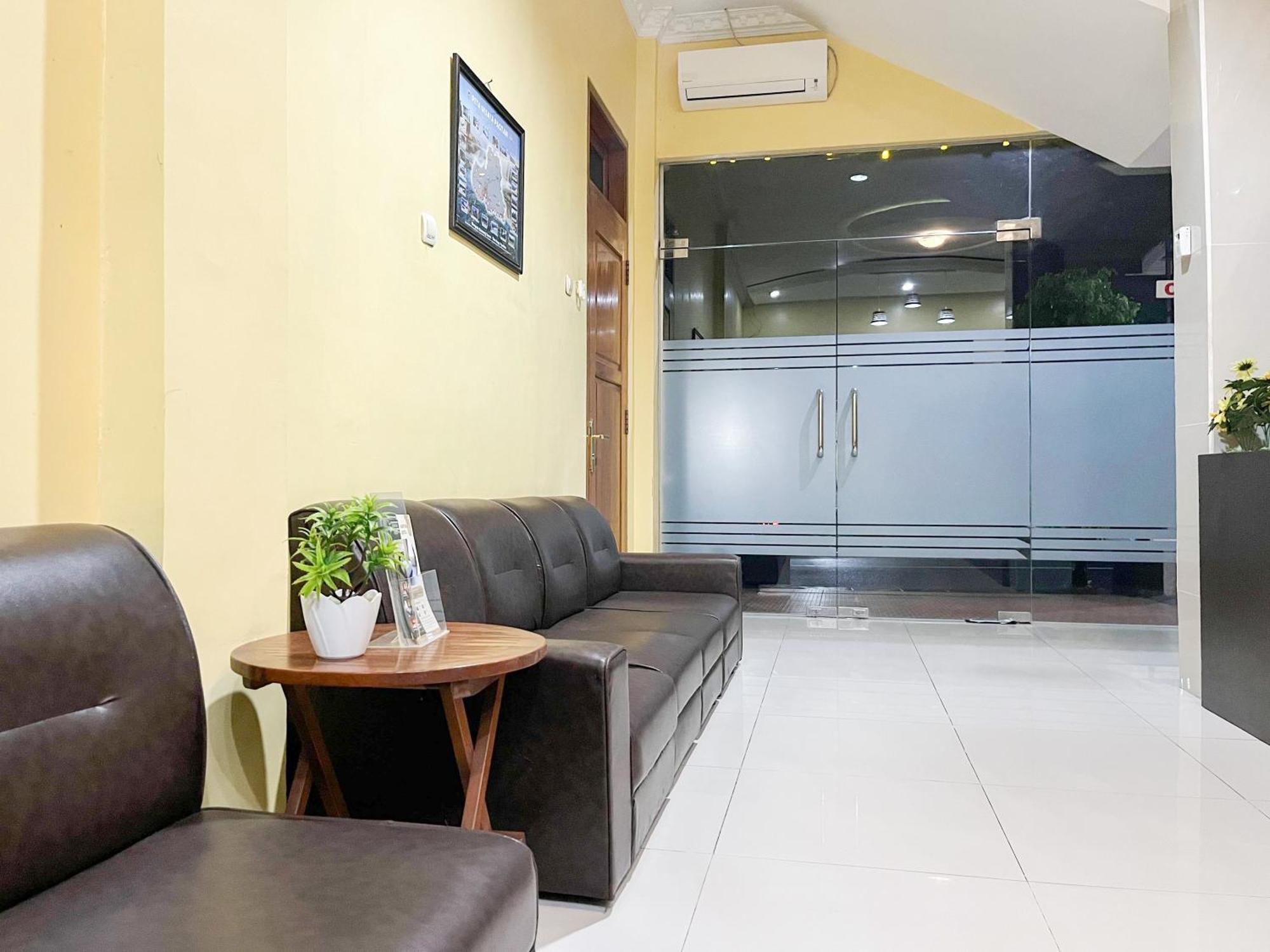 Kartika Hotel Syariah Pacitan Mitra Reddoorz Eksteriør bilde